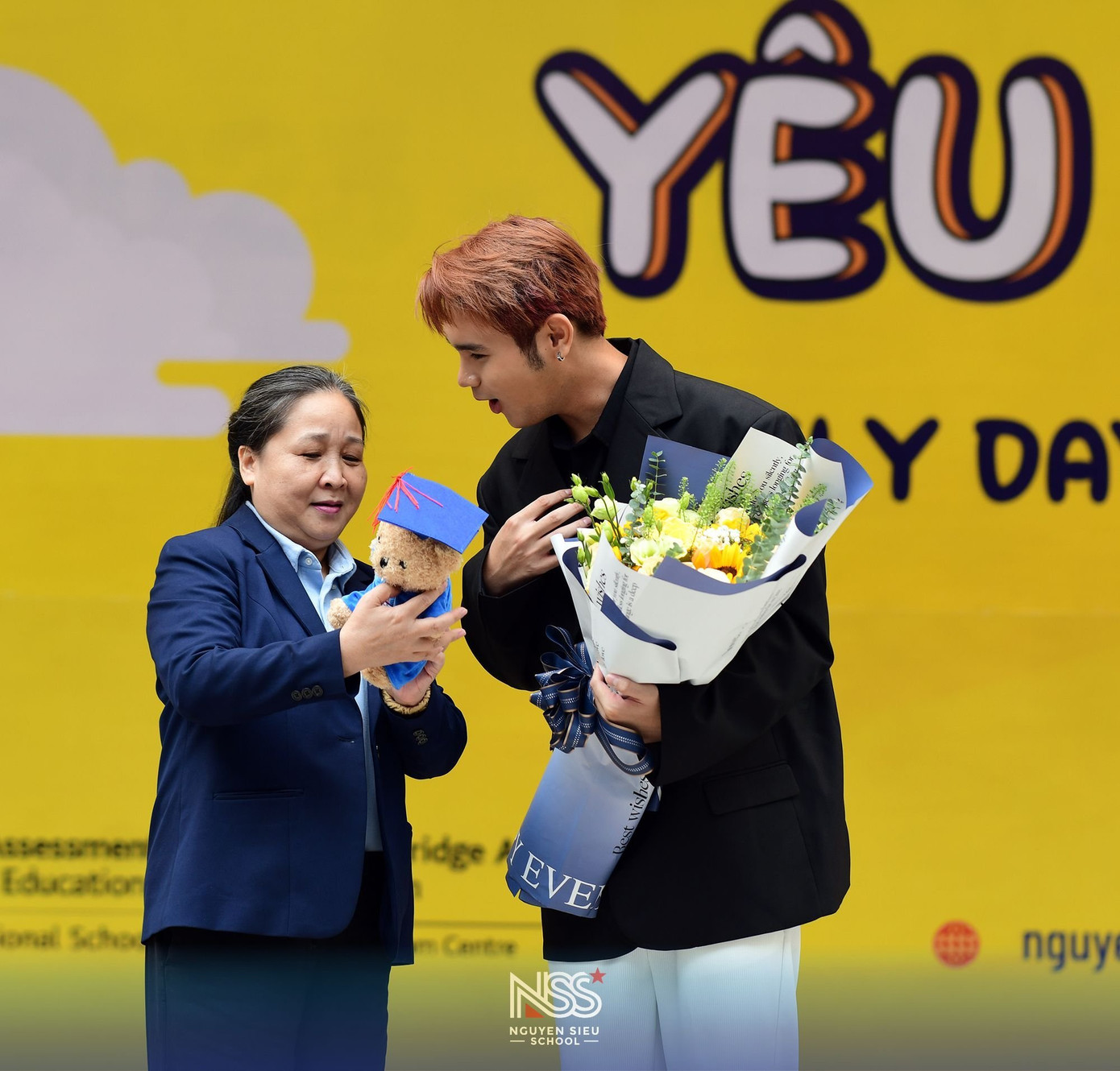 Cô Phó Hiệu trưởng Nguyễn Thị Thanh Nhàn trao cho Lâm Phúc món quà là chú gấu Nguyễn Siêu.