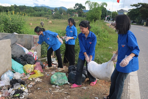 Tuổi trẻ Thanh Chương xử lý điểm đen rác thải.