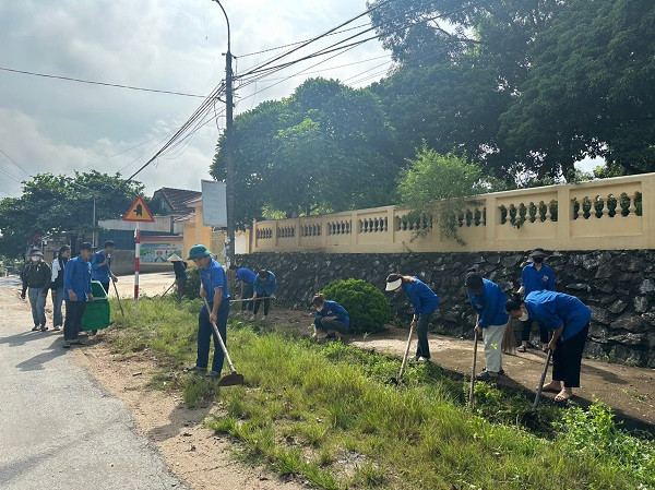 Đoàn viên, thanh niên huyện Nghĩa Đàn phát quang đường làng, ngõ xóm.