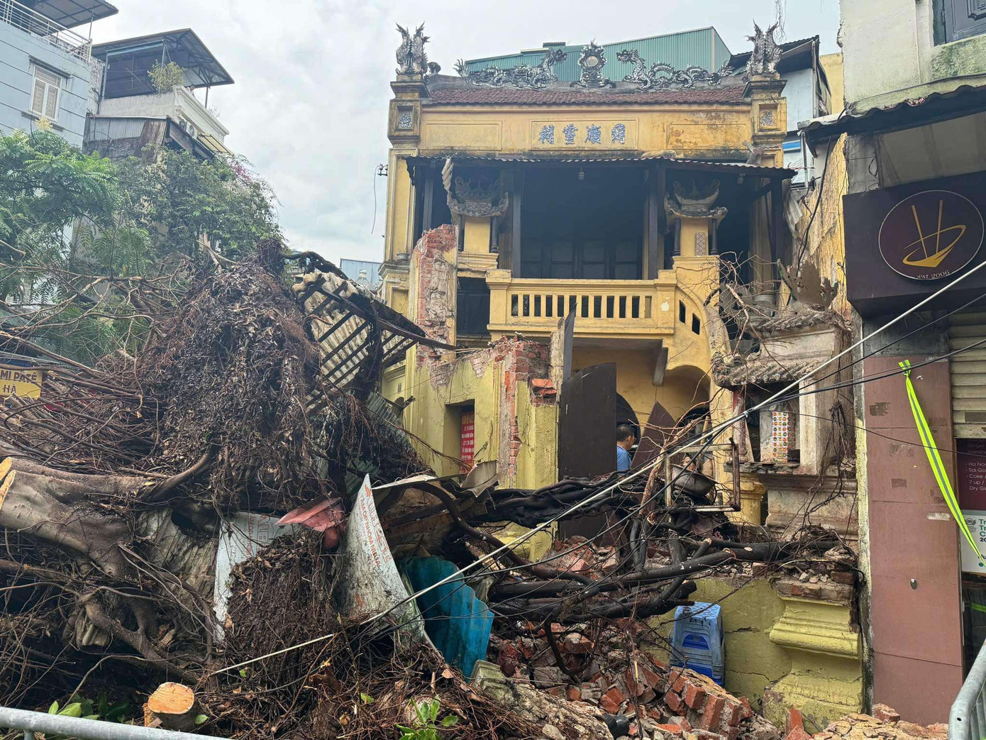 Cây xanh đổ vào một ngôi nhà trên phố Hàng Cá. Cây xanh đổ vào một ngôi nhà trên phố Hàng Cá.