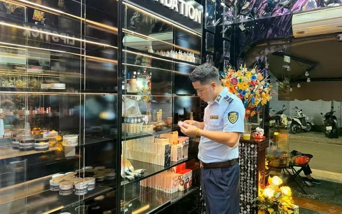 Kết quả kiểm tra cho thấy có 383 sản phẩm mỹ phẩm gồm phấn mắt, son môi, kem nền, phấn má, kem lót… đều có nguồn gốc nước ngoài nhưng không có nhãn phụ tiếng Việt, thiếu thông tin về tổ chức/cá nhân chịu trách nhiệm.