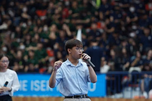 Hai “thần tượng học tập” chia sẻ kinh nghiệm. Hai “thần tượng học tập” chia sẻ kinh nghiệm.
