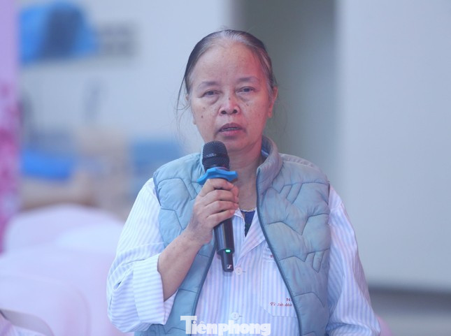 Bà Phạm Thị Dâu (sinh năm 1960, quê Thái Bình, bệnh suy tủy xương, xúc động chia sẻ tại chương trình. (Ảnh: Duy Phạm)