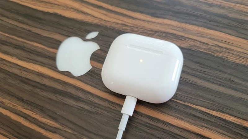 Có thể Apple sẽ phát hành hộp sạc mới với cổng USB-C cho AirPods Pro trước bản AirPods tiêu chuẩn (Ảnh minh hoạ: AirPods Pro 2)