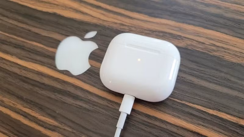 Có thể Apple sẽ phát hành hộp sạc mới với cổng USB-C cho AirPods Pro trước bản AirPods tiêu chuẩn (Ảnh minh hoạ: AirPods Pro 2)