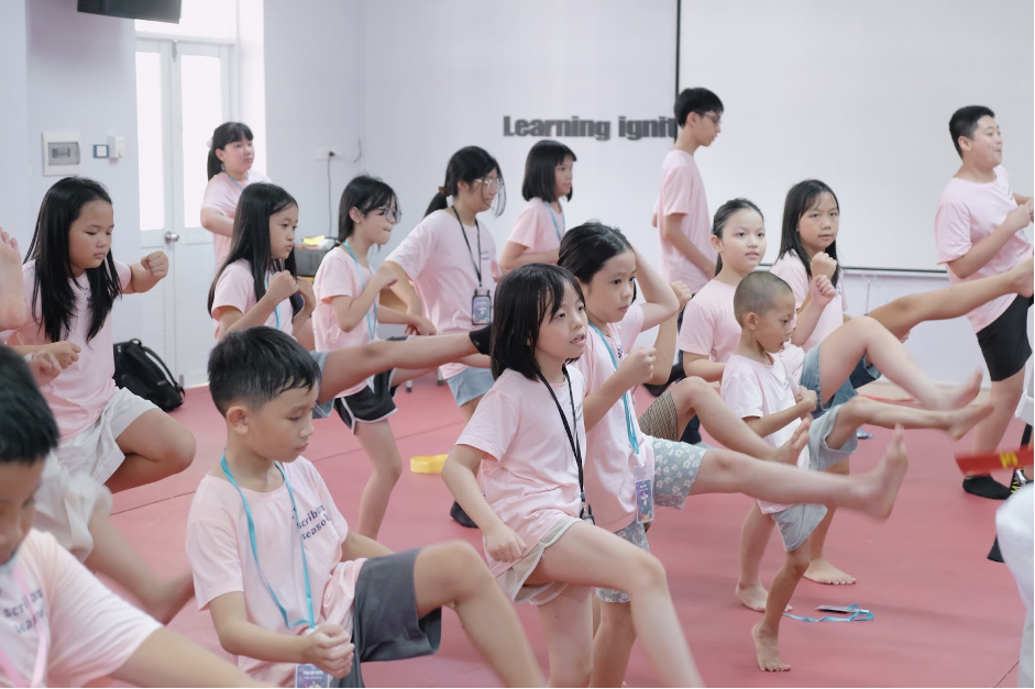 Những bạn nhỏ thực hành các động tác phòng vệ dưới sự hướng dẫn trực tiếp của thầy. Những bạn nhỏ thực hành các động tác phòng vệ dưới sự hướng dẫn trực tiếp của thầy.