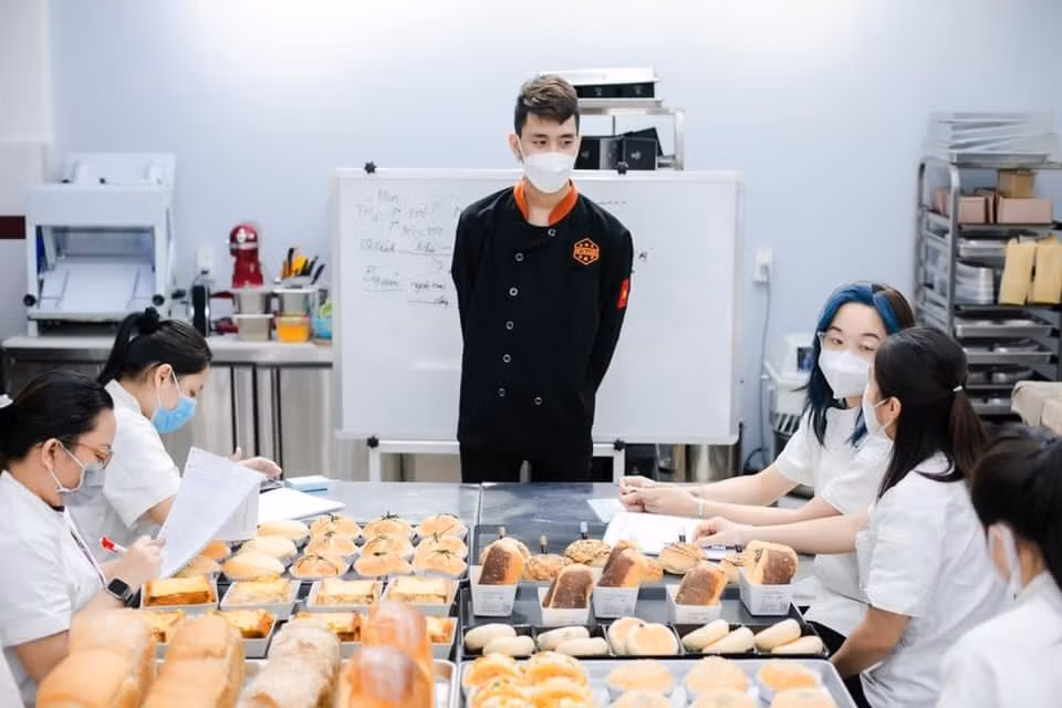 Chàng trai Hà thành luôn mở các khoá học giá rẻ để bất cứ ai cũng có thể thực hiện ước mơ làm bánh của mình.