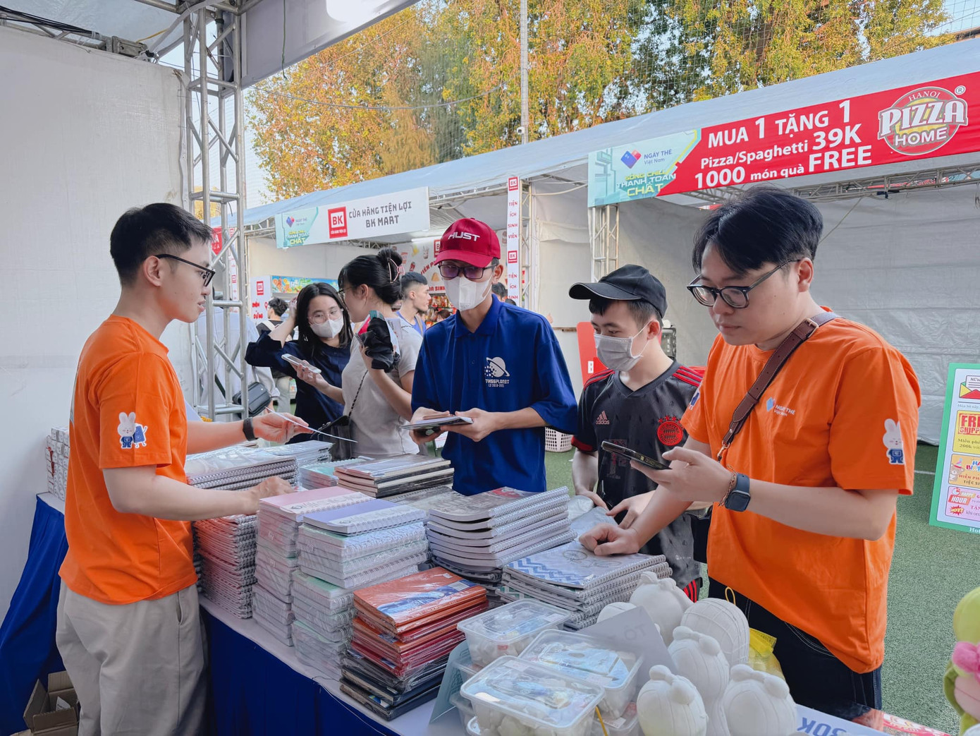 Gian hàng của Đoàn thanh niên báo Tiền Phong với những mặt hàng hấp dẫn, giá ưu đãi phù hợp với các bạn học sinh, sinh viên.