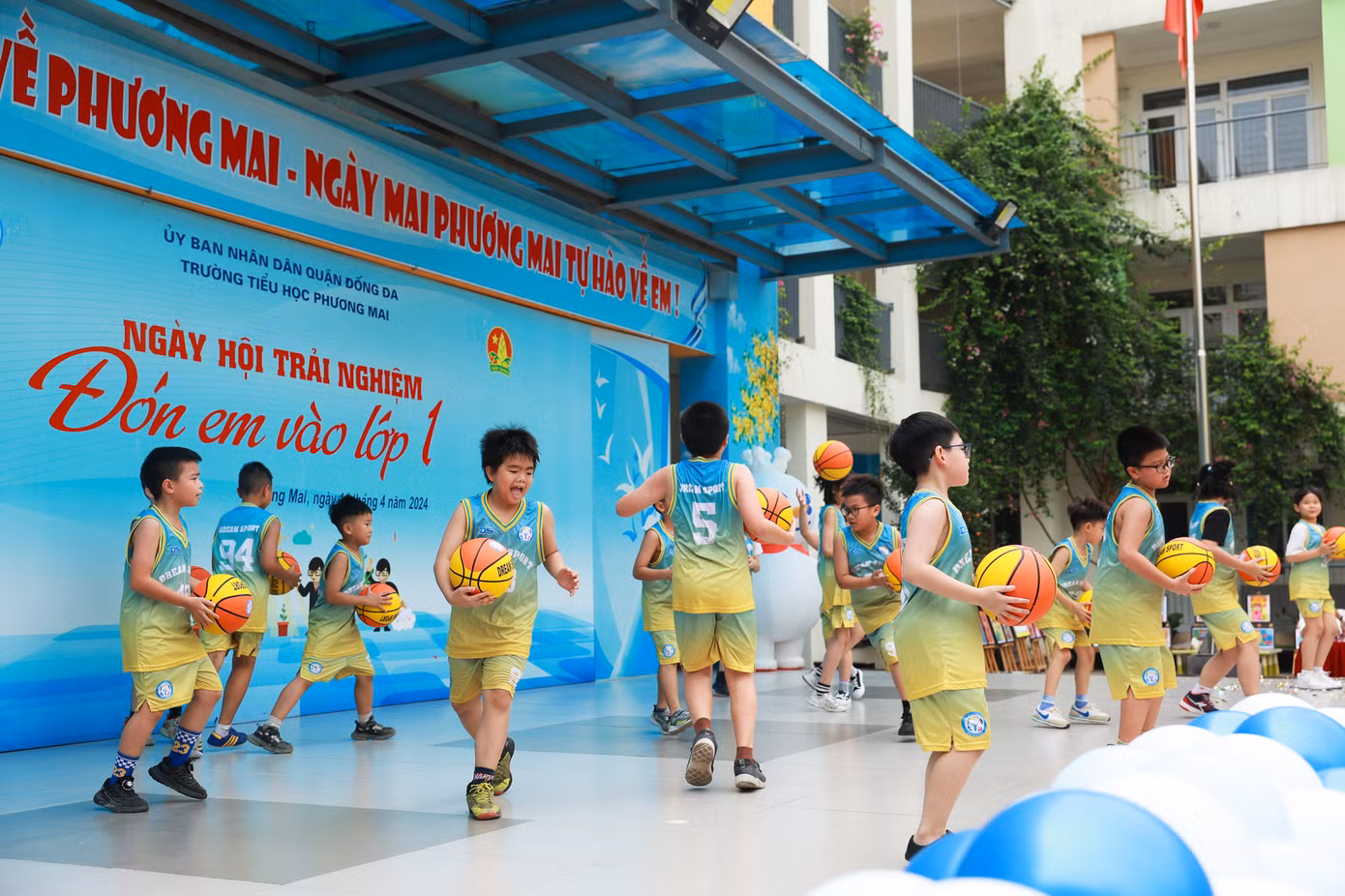 Những tiết mục văn nghệ được thầy cô và các bạn học sinh của trường chuẩn bị tỉ mỉ.