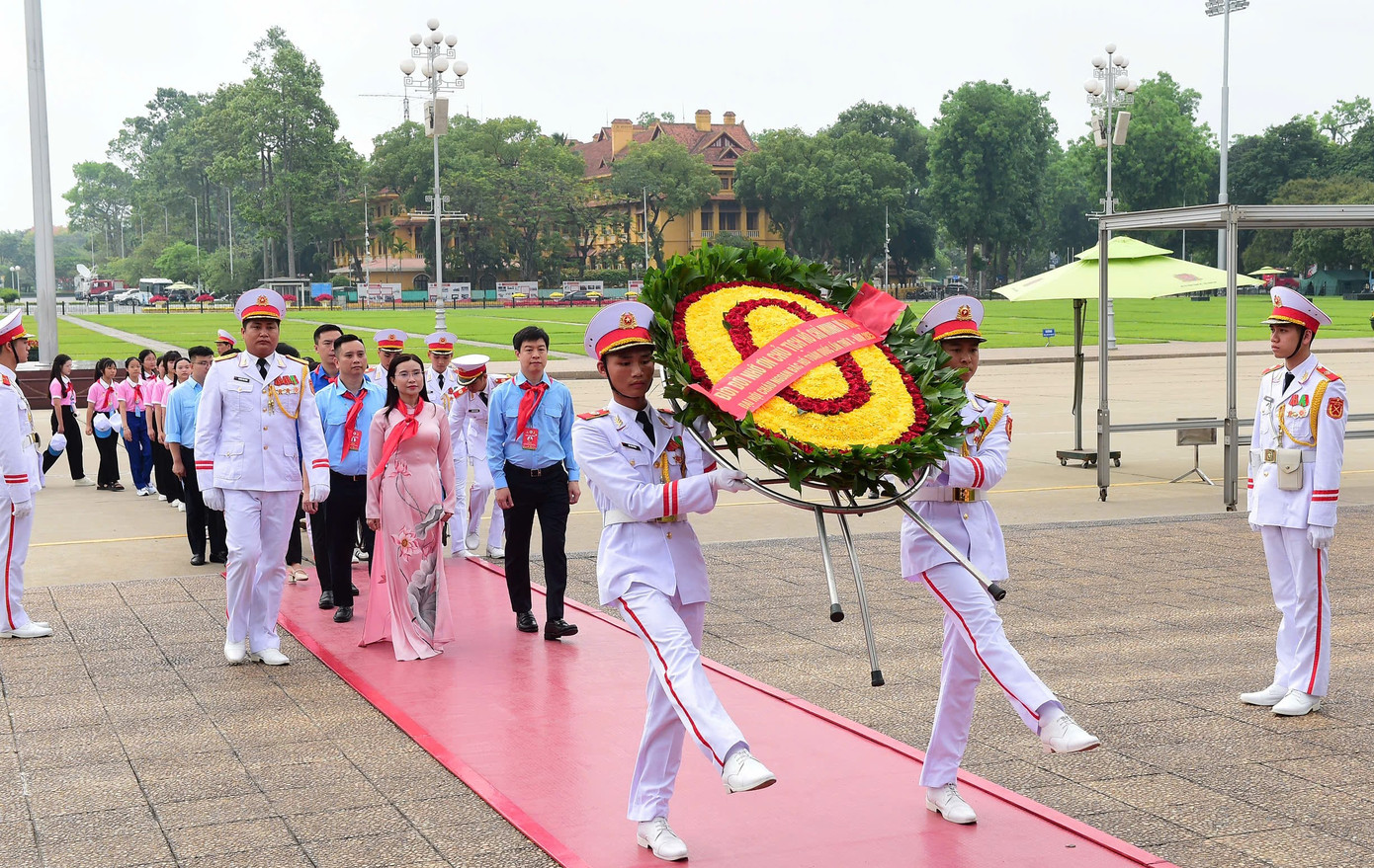 Đoàn đại biểu Cháu ngoan Bác Hồ toàn quốc dâng hoa lên Chủ tịch Hồ Chí Minh. Đoàn đại biểu Cháu ngoan Bác Hồ toàn quốc dâng hoa lên Chủ tịch Hồ Chí Minh.
