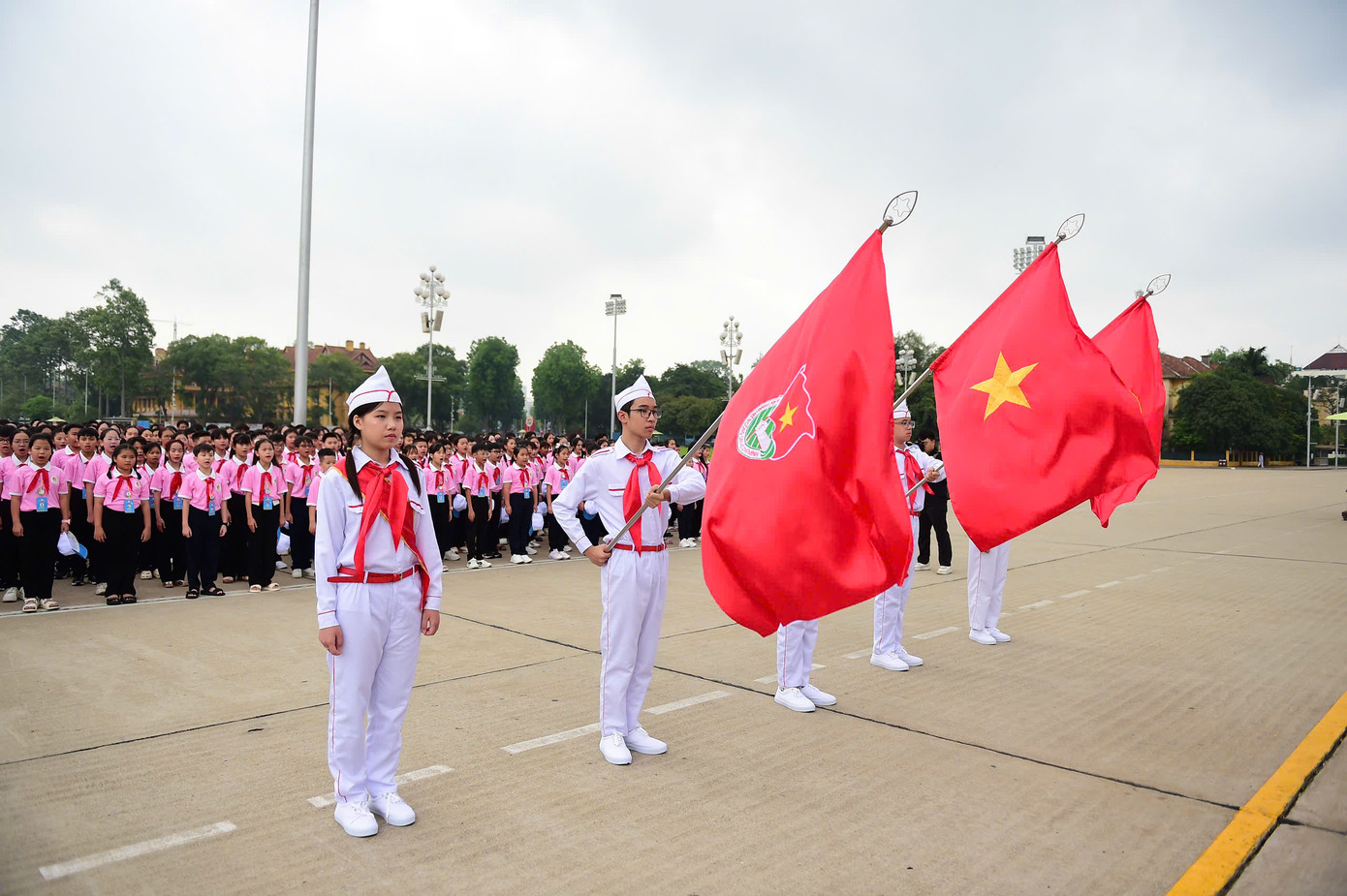 Các đại biểu thực hiện lễ chào cờ theo nghi thức Đội. Các đại biểu thực hiện lễ chào cờ theo nghi thức Đội.