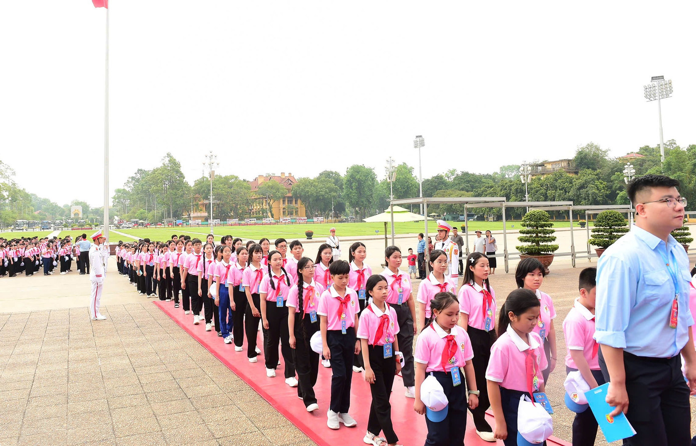 500 đại biểu thiếu nhi vào Lăng viếng Bác. 500 đại biểu thiếu nhi vào Lăng viếng Bác.