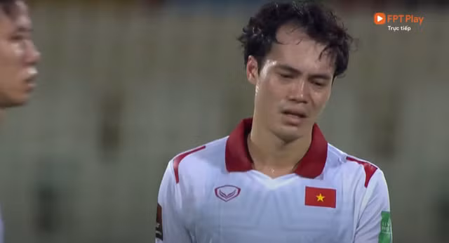 Văn Toàn và một số cầu thủ khác đã khóc khi để thua ĐT Trung Quốc ở phút bù giờ cuối cùng.