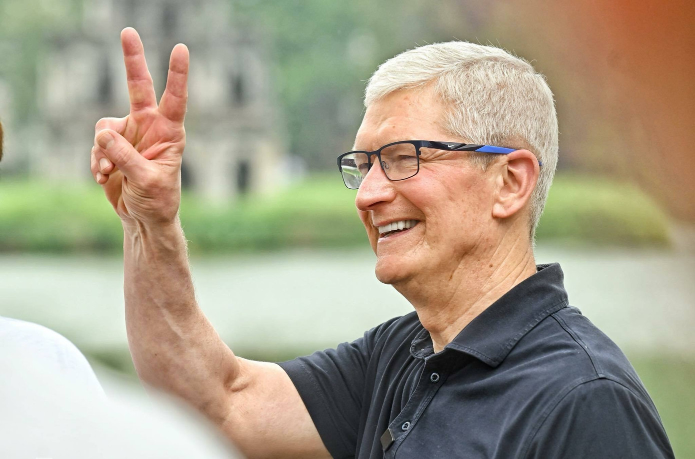 Tôi rất bất ngờ vì người trẻ Việt tràn đầy năng lượng" - CEO Apple Tim Cook chia sẻ khi đặt chân tới Hà Nội. (Ảnh: Giang Huy/VnE) Tôi rất bất ngờ vì người trẻ Việt tràn đầy năng lượng" - CEO Apple Tim Cook chia sẻ khi đặt chân tới Hà Nội. (Ảnh: Giang Huy/VnE)