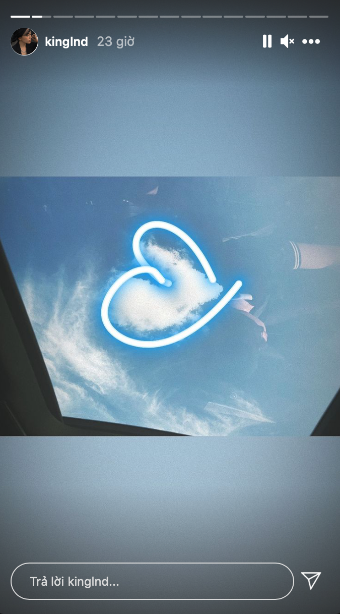 Linh Ngọc Đàm để lộ "hint" về bạn trai mới khi chụp ảnh bầu trời vẽ trái tim, phản chiếu trên kính xe là bóng dáng của một chàng trai giấu mặt.