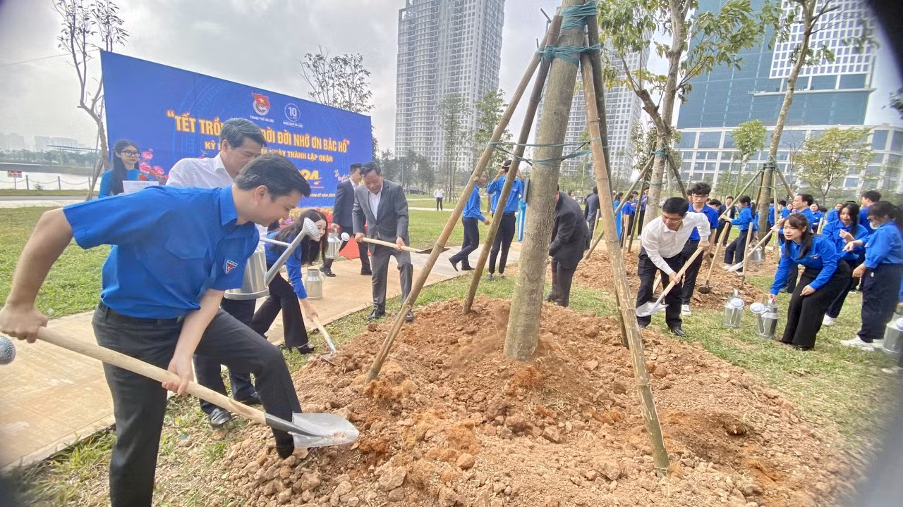 Các đồng chí lãnh đạo tham gia trồng cây tại lễ ra quân Tháng Thanh niên.