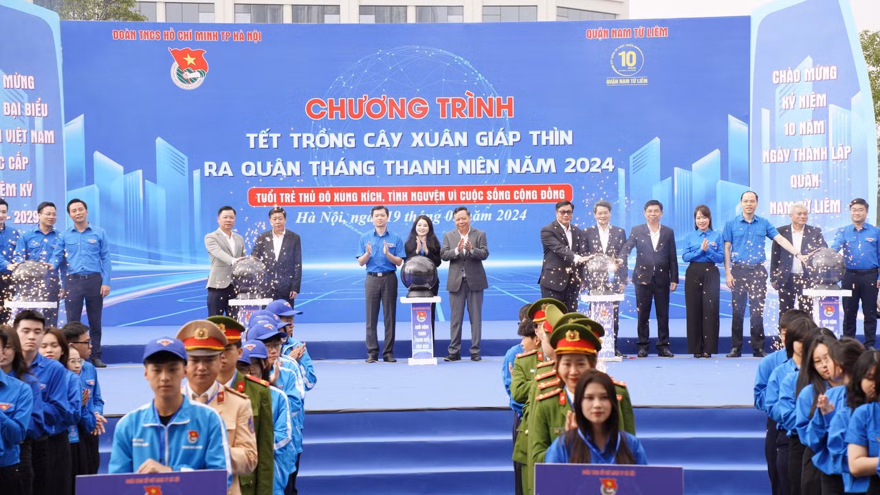 Các đồng chí lãnh đạo ấn nút khởi động Tháng Thanh niên.
