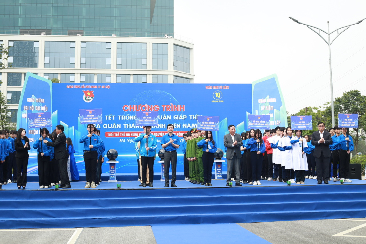 Ra mắt các đội hình tình nguyện cấp thành phố.