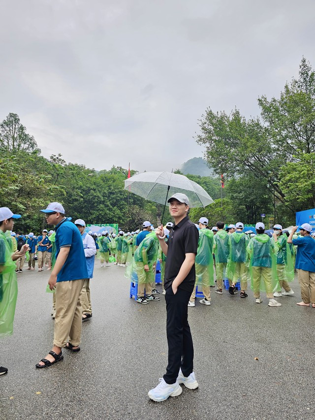 MC Trần Ngọc check-in tại điểm cầu Sóc Sơn, Hà Nội.