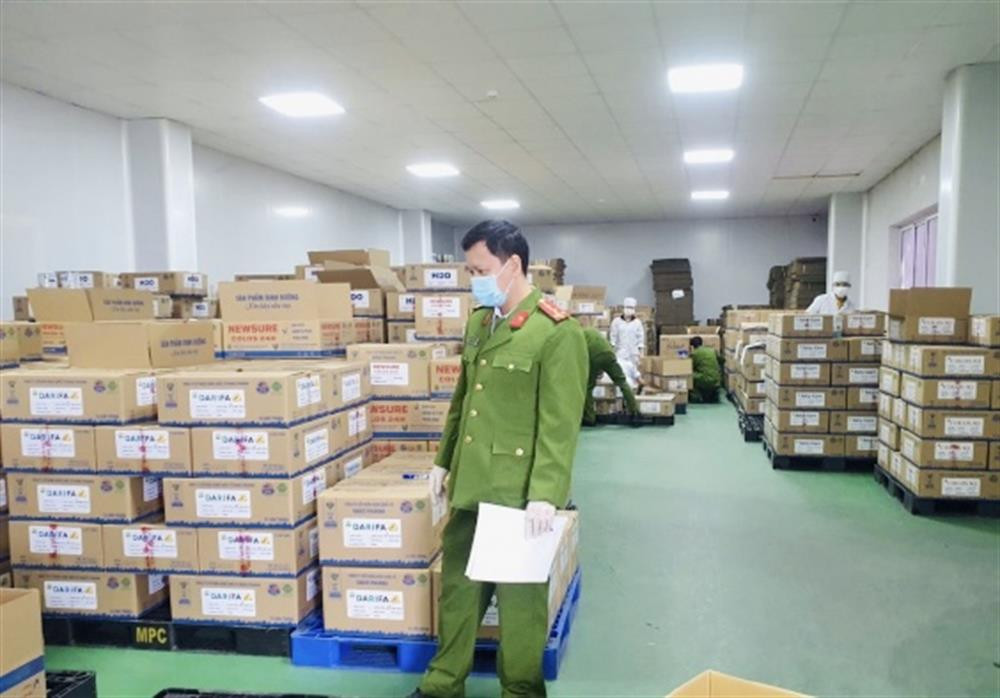 Cơ quan điều tra thu giữ hàng ngàn hộp sữa giả. Cơ quan điều tra thu giữ hàng ngàn hộp sữa giả.