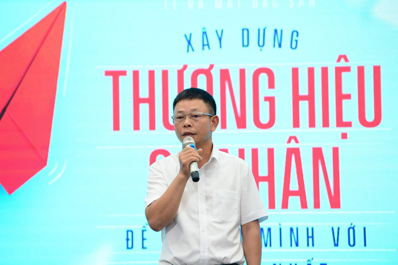 Nhà báo Phùng Công Sưởng - Phó Tổng biên tập báo Tiền Phong chia sẻ trong buổi ra mắt cuốn đặc san.