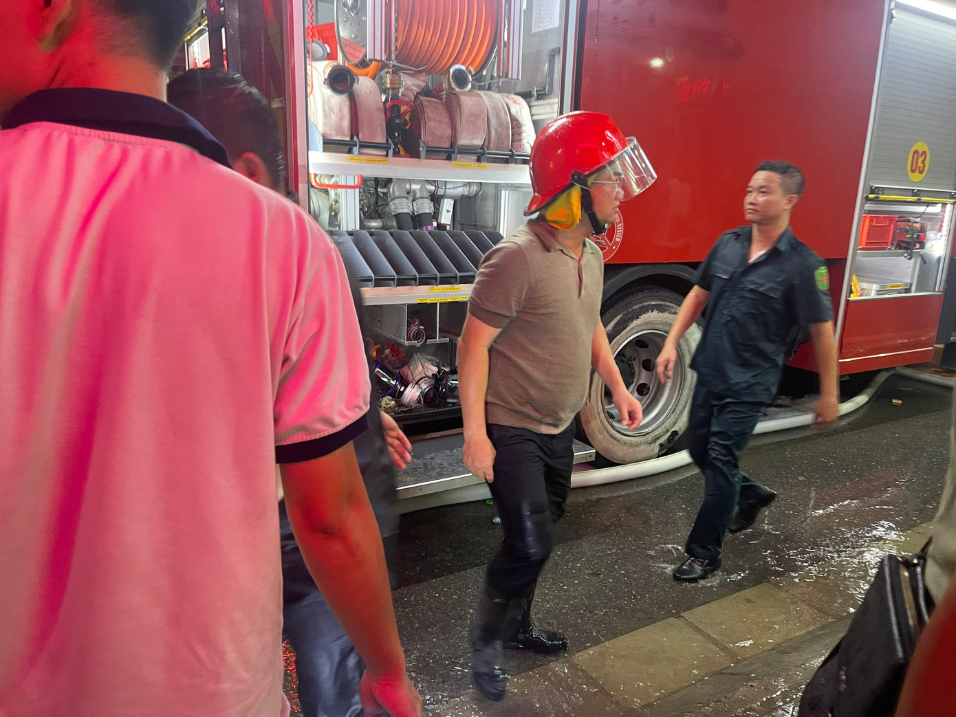 Đại tá Dương Đức Hải chỉ đạo cứu nạn cứu hộ tại hiện trường. Đại tá Dương Đức Hải chỉ đạo cứu nạn cứu hộ tại hiện trường.