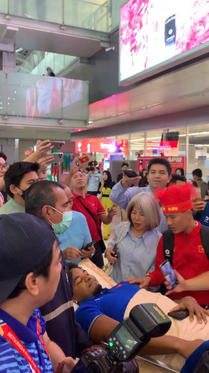 Xuân Son trong vòng vây của người hâm mộ tại sân bay ở Thái Lan. Xuân Son trong vòng vây của người hâm mộ tại sân bay ở Thái Lan.