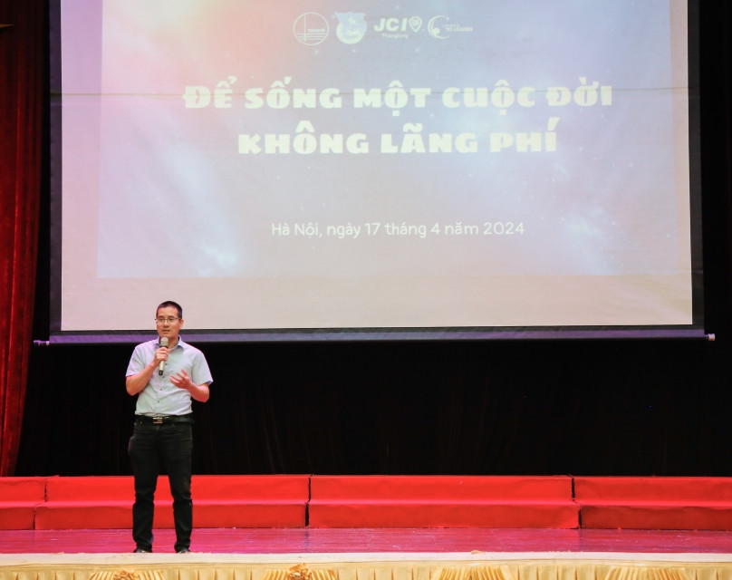 TS. Nguyễn Quốc Vương chia sẻ tại chương trình. TS. Nguyễn Quốc Vương chia sẻ tại chương trình.