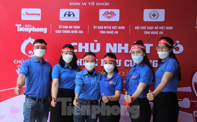 Đoàn viên, thanh niên của các cơ quan trên địa bàn tỉnh Nghệ An tham gia hiến máu. Đoàn viên, thanh niên của các cơ quan trên địa bàn tỉnh Nghệ An tham gia hiến máu.