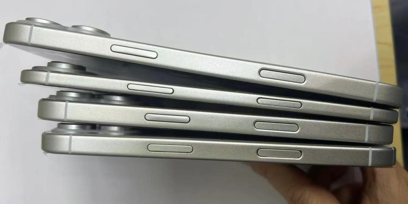 Nếu thông tin rò rỉ về thiết kế này là chính xác, iPhone 17 Air được đồn đoán sẽ chỉ dày hơn một chút so với các nút bên hông ở điểm mỏng nhất. Nếu thông tin rò rỉ về thiết kế này là chính xác, iPhone 17 Air được đồn đoán sẽ chỉ dày hơn một chút so với các nút bên hông ở điểm mỏng nhất.