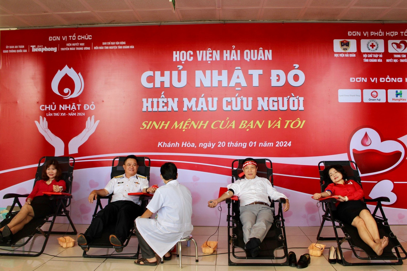 Sôi nổi không khí Chủ Nhật Đỏ với những nụ cười rạng rỡ của người trẻ đi hiến máu ảnh 1 Sôi nổi không khí Chủ Nhật Đỏ với những nụ cười rạng rỡ của người trẻ đi hiến máu ảnh 1