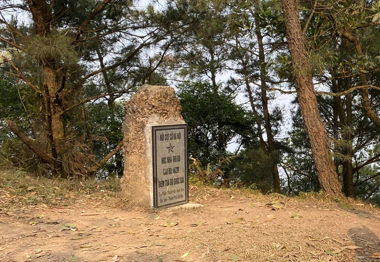 Mốc đỉnh Hàm Lợn cao 462 m.