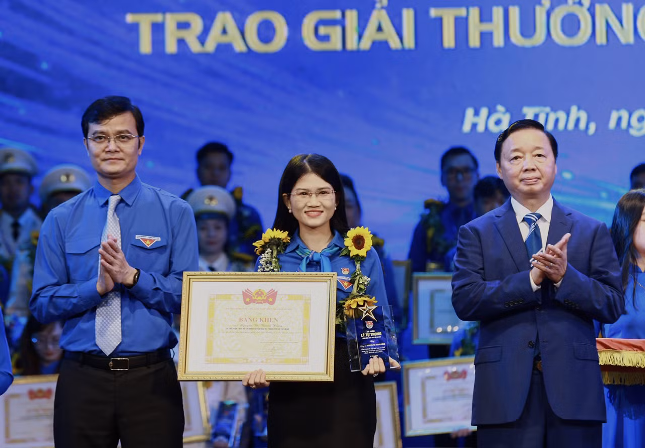 Đồng chí Trần Hồng Hà, Ủy viên BCH TƯ Đảng, Phó Thủ tướng Chính Phủ và đồng chí Bùi Quang Huy, Uỷ viên dự khuyết BCH TƯ Đảng, Bí thư thứ nhất TƯ Đoàn trao Bằng khen cho cá nhân nhận giải thưởng Lý Tự Trọng tại buổi lễ.