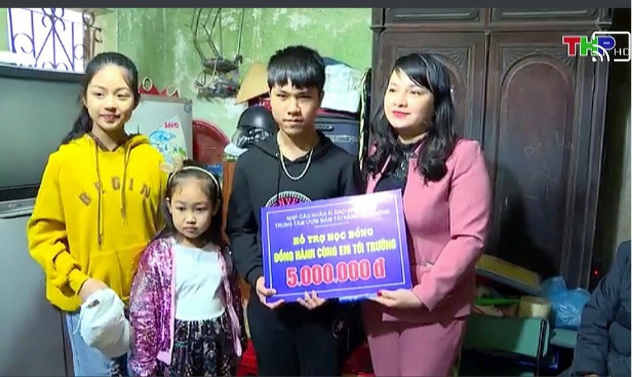 Bên cạnh những dự án cá nhân, Gia Hân thường xuyên tham gia hoạt động thiện nguyện cùng thầy cô và các bạn học ở Trung tâm Ươm mầm tài năng Hải Phòng.