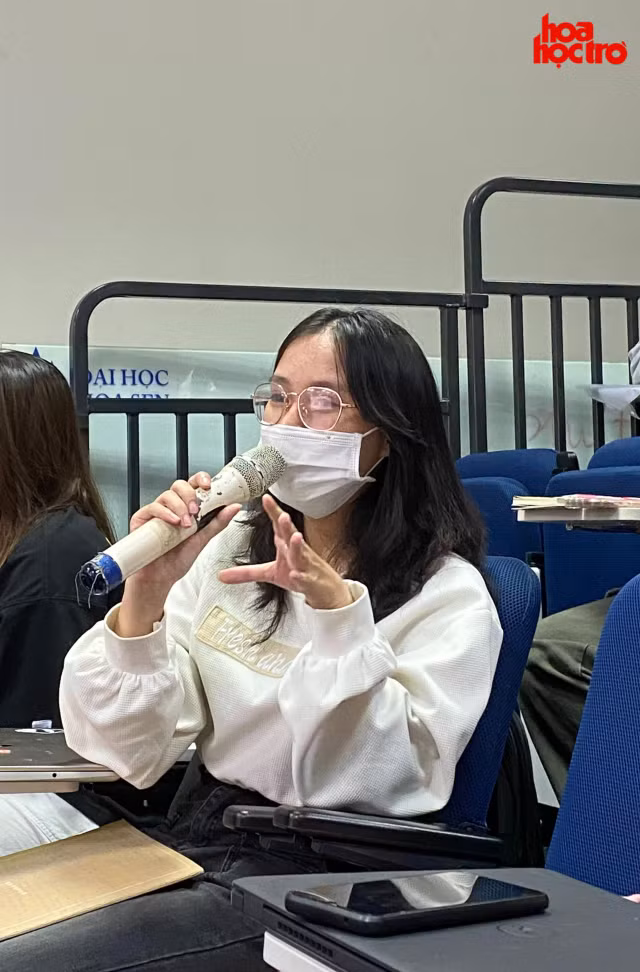 Các bạn thí sinh đặt câu hỏi cho diễn giả. Các bạn thí sinh đặt câu hỏi cho diễn giả.