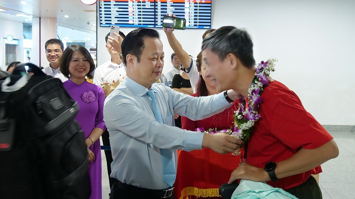 Lãnh đạo Sở GD&amp;ĐT Hà Nội ra sân bay đón đoàn, tặng Bằng khen cho học sinh, thầy cô trong bồi dưỡng đội tuyển.