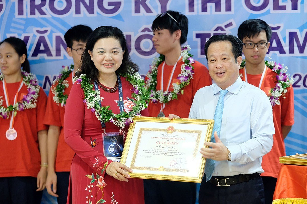 Giám đốc Sở GD&amp;ĐT Hà Nội tặng Bằng khen cho các học sinh giành Huy chương và thầy cô trong đoàn.