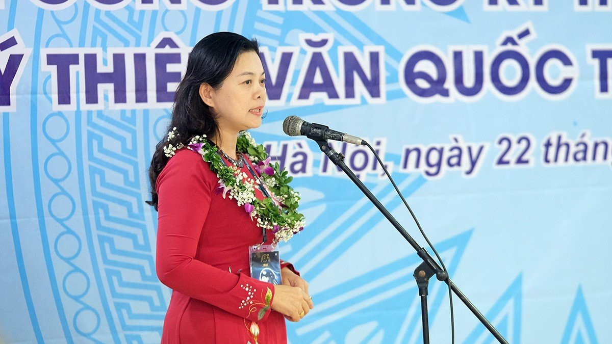 Bà Trần Lưu Hoa, Phó giám đốc Sở GD&amp;ĐT Hà Nội, trưởng đoàn.