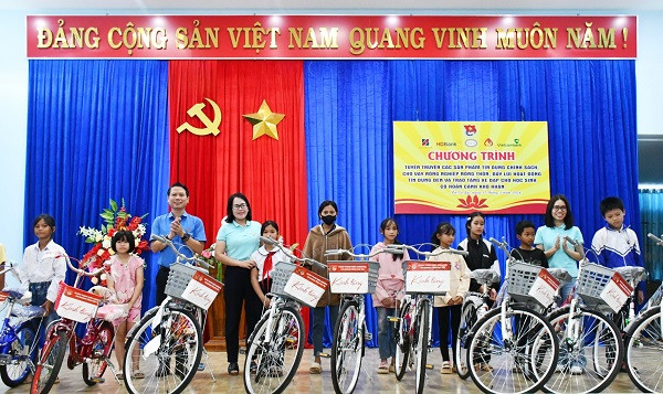 Đồng chí Lương Minh Tùng - Bí thư Tỉnh Đoàn, Chủ tịch Hội LHTN Việt Nam tỉnh tặng 1 xe đạp cho các em học sinh có hoàn cảnh khó khăn. Đồng chí Lương Minh Tùng - Bí thư Tỉnh Đoàn, Chủ tịch Hội LHTN Việt Nam tỉnh tặng 1 xe đạp cho các em học sinh có hoàn cảnh khó khăn.
