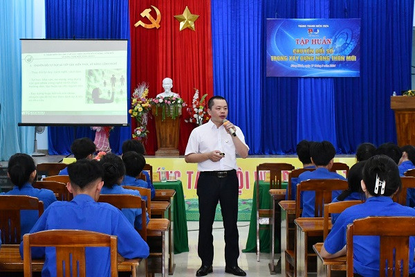 Tập huấn chuyển đổi số trong xây dựng nông thôn mới cho đoàn viên, thanh niên. Tập huấn chuyển đổi số trong xây dựng nông thôn mới cho đoàn viên, thanh niên.