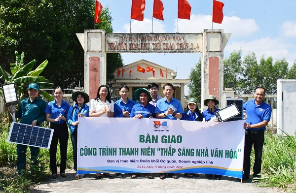Đại diện các đơn vị khánh thành và bàn giao công trình thanh niên “Thắp sáng nhà văn hóa” tại Nhà văn hóa khu thể thao thôn 2/4 cho địa phương. Đại diện các đơn vị khánh thành và bàn giao công trình thanh niên “Thắp sáng nhà văn hóa” tại Nhà văn hóa khu thể thao thôn 2/4 cho địa phương.