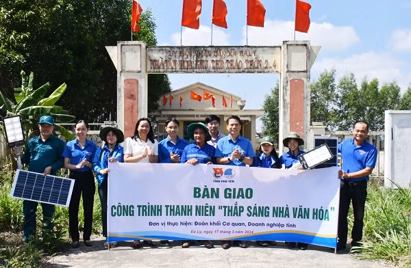 Đại diện các đơn vị khánh thành và bàn giao công trình thanh niên “Thắp sáng nhà văn hóa” tại Nhà văn hóa khu thể thao thôn 2/4 cho địa phương.