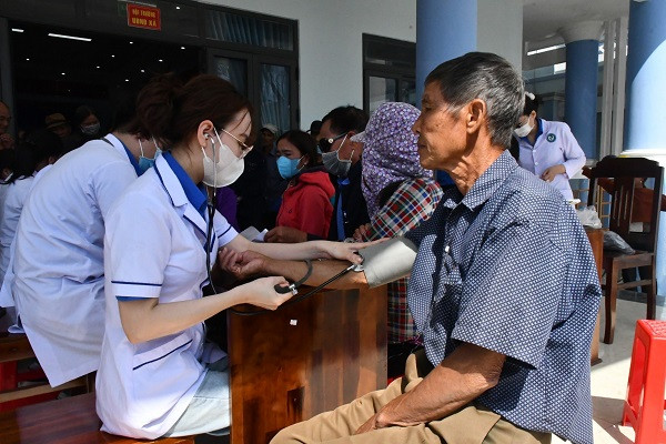 Đội ngũ y, bác sĩ, đoàn viên tham gia khám bệnh, cấp phát thuốc miễn phí cho 100 người dân. Đội ngũ y, bác sĩ, đoàn viên tham gia khám bệnh, cấp phát thuốc miễn phí cho 100 người dân.