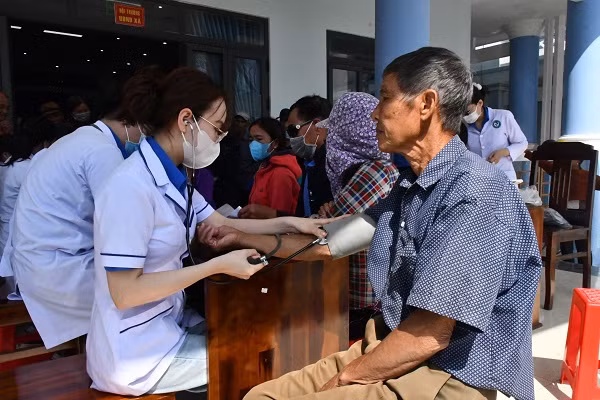 Đội ngũ y, bác sĩ, đoàn viên tham gia khám bệnh, cấp phát thuốc miễn phí cho 100 người dân.