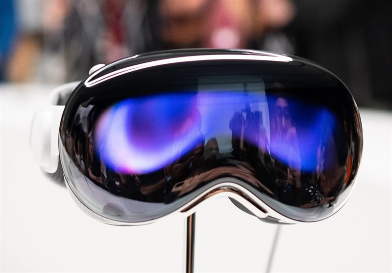 Mặt trước của Apple Vision Pro nhấp nháy báo hiệu đang sử dụng. Mặt trước của Apple Vision Pro nhấp nháy báo hiệu đang sử dụng.