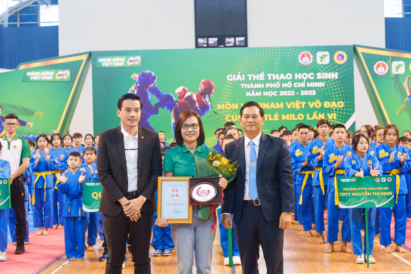 Ông Nguyễn Nam Nhân, Phó Giám đốc Sở Văn hoá và Thể thao TP.HCM cùng ông Nguyễn Hoàng Hiệp, Chủ tịch Liên đoàn Vovinam Việt Võ Đạo TP.HCM trao kỷ niệm chương và bằng khen cho Bà Trần Thị Chính, Trưởng phòng Dịch vụ Marketing - Công ty Nestlé Việt Nam.