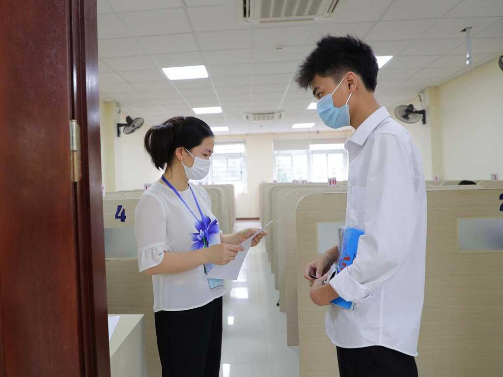 Thí sinh vào phòng thi, kỳ thi đánh giá năng lực đợt 1 của ĐH Quốc gia Hà Nội năm 2021. (Ảnh: Ngọc Diệp) Thí sinh vào phòng thi, kỳ thi đánh giá năng lực đợt 1 của ĐH Quốc gia Hà Nội năm 2021. (Ảnh: Ngọc Diệp)