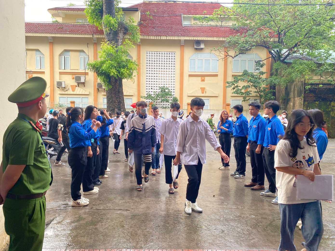 Thí sinh dự thi tốt nghiệp THPT sáng 27/6 tại điểm thi quận Hà Đông (Hà Nội). Ảnh: Hiền Vũ