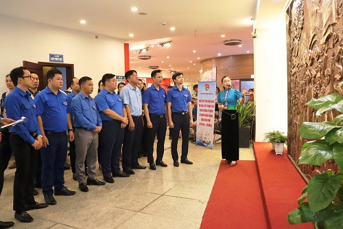 Các đại biểu tham dự Lễ khánh thành công trình Bức phù điêu “Bài ca Chiến thắng”.