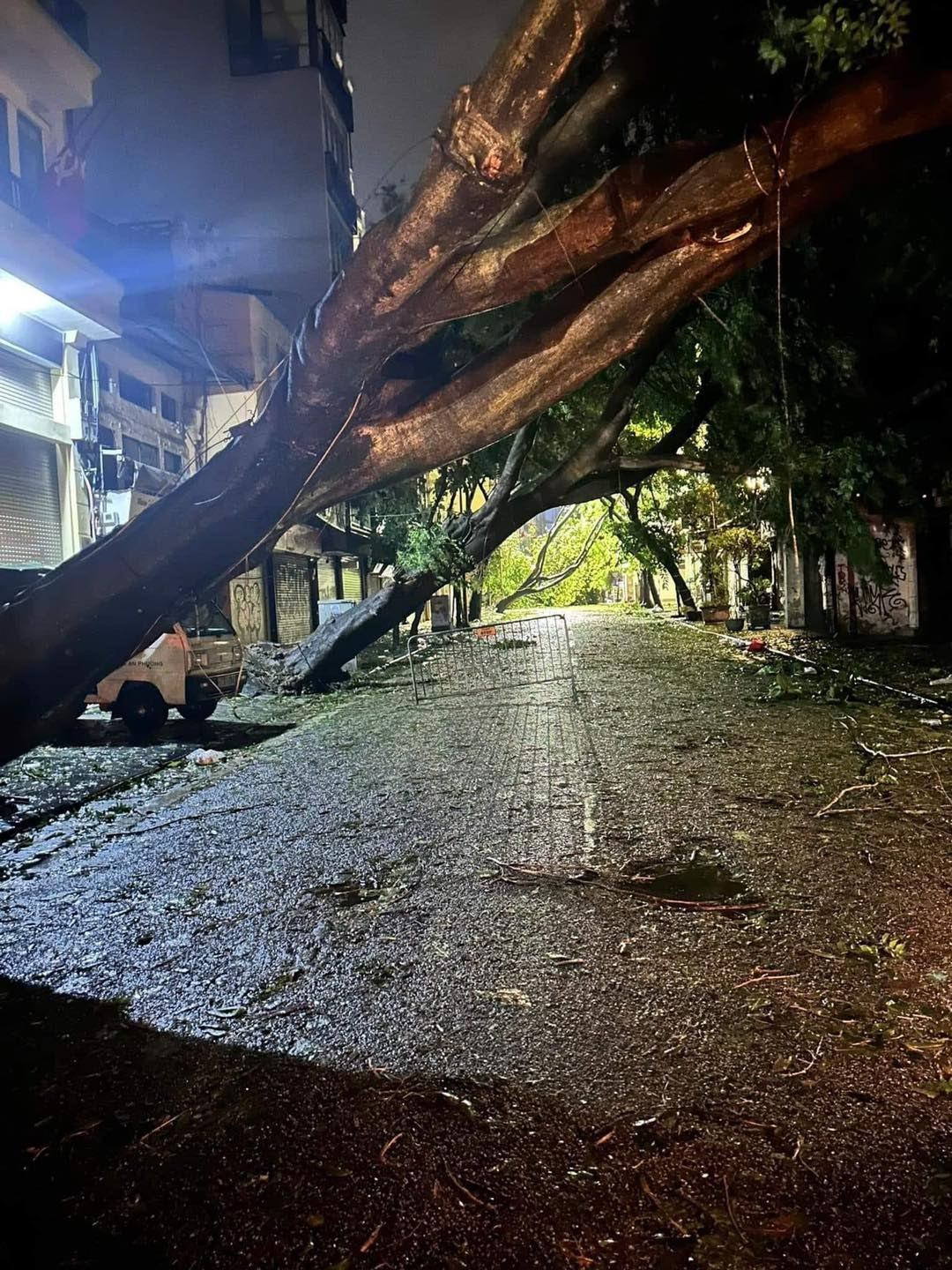 Hình ảnh một số tuyến đường tại Hà Nội cây đổ la liệt. (Ảnh: Hà Nội News)